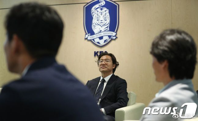 他本来只要吹一曲安妮·劳里(AnnieLaurie)就完全可以达到目的，但他们一再吩咐他练习新的歌曲，结果曲子常常跑调，听起来是很是滑稽，蹩脚的演奏让我笑痛了肚子，差一点住进医院。